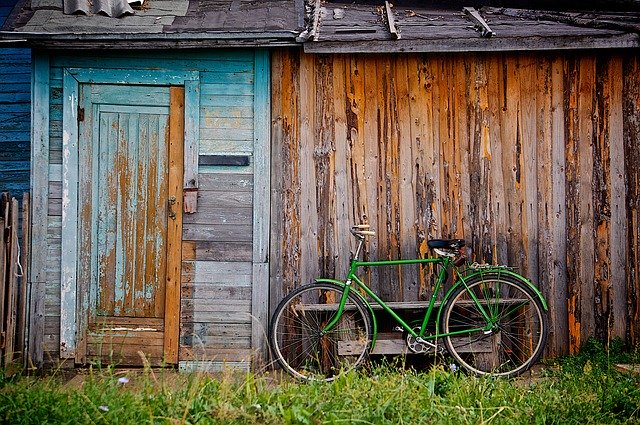 小屋にもたれる自転車